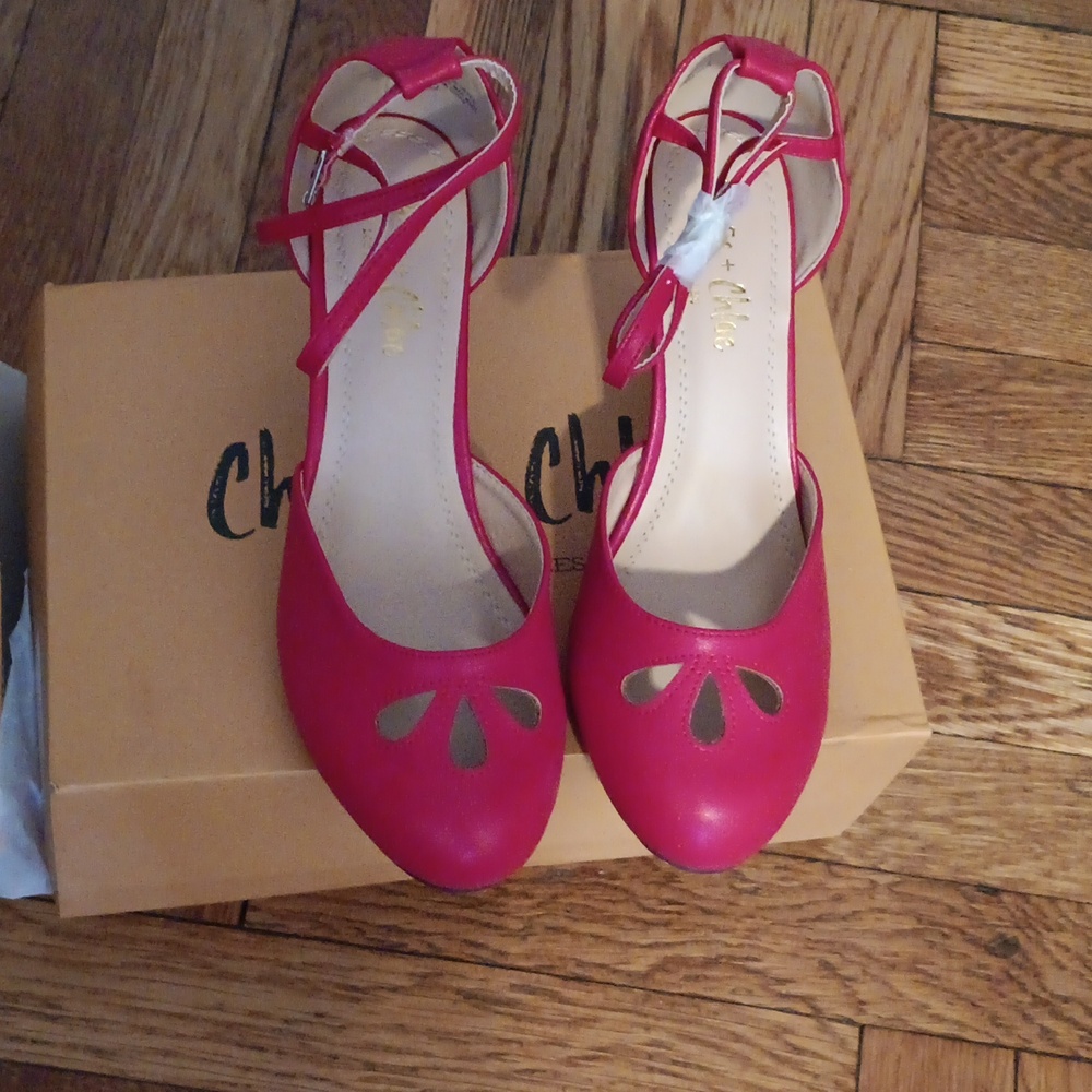 Chase & Chloe New Women's Teardrop Cut Out T-Strap Mid Heel Dress Pumps